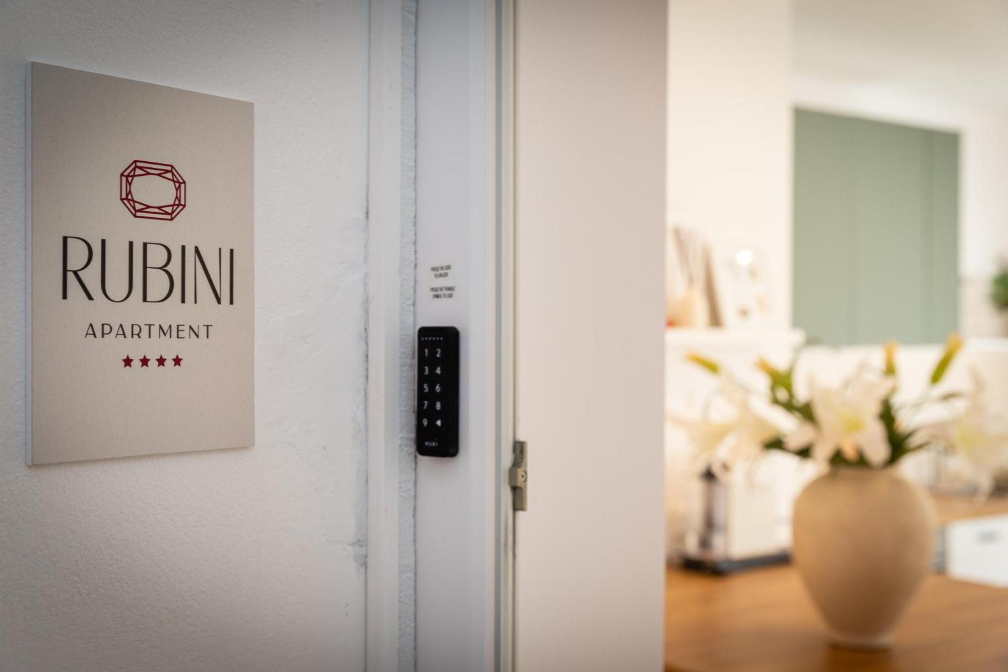 Rubini - Modern In The Heart Of Old Appartamento *